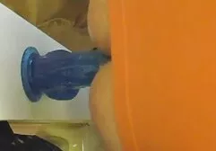 Een kortharige volwassen verliefdheid deed haar op de onderkant rijpe naakte dames van de penis van een jonge vrouw.