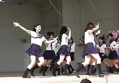 De Latina neemt een grote lul in het gezicht van de man terwijl hij een sexfilms rijpe vrouwen vriendin in de vagina had.