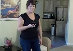 Mensen brengen de twee brunettes die aantrekkelijk zijn naar het hotel en scheuren het in de sexfilm vrouwen kont