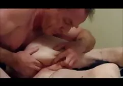 Een meisje dat haar harige kutje dikke vrouwen sex film streelt