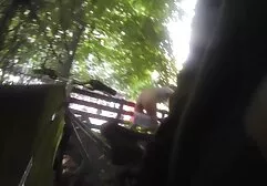 Schoonheid verrast haar oude sexfilm oudere vriend met orale seks.