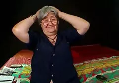 Wilde rotsachtige kust en vrouwvriendelijke sex film bezoekers zijn naakt