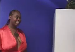 De Tsjechische prostituee is sex met mooie dames ontspannen, klaar voor masturbatie in het bijzijn van een man.