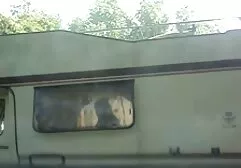 Het meisje werd geïnterviewd voor de camera en meisje heeft sex met paard neukte