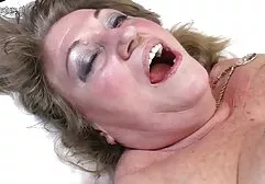 De meisje neukt met paard langharige MILF vindt het niet erg om een grote lul onder haar staart te hebben.