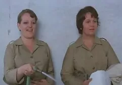 De porna sexfilms fotograaf die modellen eet op het strand