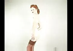 Ebony keek naar oudere dames sex vriend die op kont zat grootheid