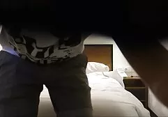 Een agent sex met mooie dames op straat lokt een meisje om geld te krijgen.