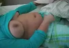 Chick pijpt in de badkamer in dames neuken een pornofilm thuis.