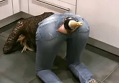 Brutale misdadigers neuken het publiek verlegen meisje met sexfilm oudere een bril