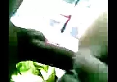 Zijn twee vrouwen neuken een man vriendin duwt het aggregaat in de mond van een volwassen brunette en stopt het sperma op haar gezicht.