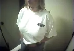 Een sex met oudere dames getatoeëerde zwarte vrouw verraadde de Kippenman en zoog hem.