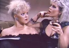 Een vrouw met een zwart masker lesbische filmpjes slikt partner ' s penis in.