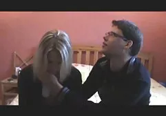 Op de trap, een meisje in ondergoed dikke dames neuken zuigt zijn penis tot het einde.