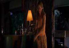 De zaak van magere vrouwen oudere vrouwen sex films in pakken die hahale eten in de gang.