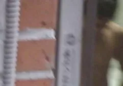 Hij huurde een appartement marokkaanse sex film om seks te hebben met een meisje.