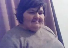 Donut sex met dikke dames zuigt vreemden door een gat in de muur