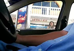 Volwassen vrouw met een marokkaanse sex film korte rok strokend poesje