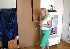 Getatoeëerde man en twee sport schoonheidsstadia een groep buiten seks aan de oevers sexfilms vrouwen van het meer