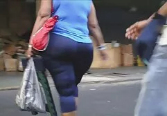 Getatoeëerde agenten zetten schroeven sexfilms met oudere vrouwen op en sturen roodharige criminelen naar een kruiwagen.