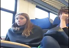 Zwart meisje met een bril die zuigt en zich verstopt met een vriendje in bed sexfilms dikke vrouwen