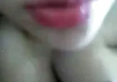 Een dunne zwarte jurk op sex met dikke dames het balkon geeft een hahal