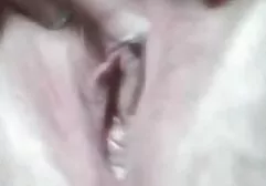 Een donkere getuige die de dikke kip naar het punt van de bruid duwt in witte jurk in de twee vrouwen neuken een man kruiwagen