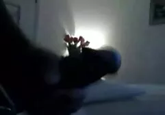 Een vrouw getatoeëerd op meisje heeft sex met paard haar dijen zittend op de penis van een berjins man met een kap