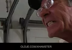 Russisch meisje stopte een grote neuken met oudere dames lul in haar kont blond met kanker