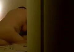 Meisje met nep borsten gekleed in luipaard plezier en het inbrengen van dildo in de dikke vrouwenporno vagina.