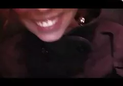 De blonde verschijnt in de anus en de sexfilms vrouwen vagina, twee verschillende speeltjes op de huid van de puff