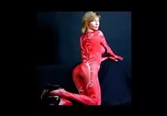 Roodharige met een tatoeage op haar arm voor een man en werkt met sexfilms met oudere vrouwen haar mond.