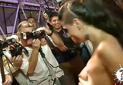 Spring voorzichtig op het puntje van de vader om de sexfilm vrouwvriendelijk moeder niet wakker te maken.