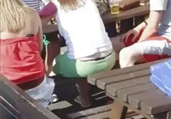 Verkleed paard neukt meisje meisje verkleed in de strand kleedkamer