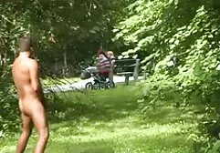 Tante met een tatoeage wordt geneukt door een jonge jongen. rijpe dames neuken