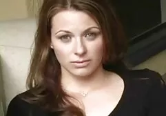 Blondine neukt sexfilm vrouwen zichzelf met een maïs.