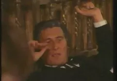 Mager meisje met transparante oudere sex film en zachte kleren