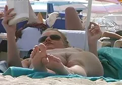 Glamour haan trekt haar broek aan en achtervolgt oudere sexfilms een kale man op straat.