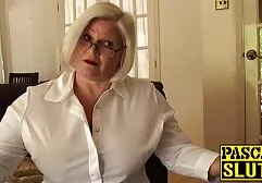 De meesteres legde een vinger op de kont van oudere sex film de gemaskerde slaaf.