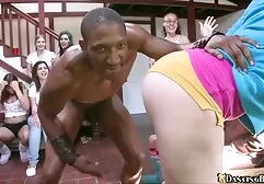 Broer en zus zuigende stiefbroer die 18 jaar oud is in verboden incest rijpe naakte dames pornofilms.