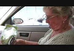 In slipjes maar zonder beha, een jonge vrouw vervuilt seksuele conversatie sexfilm vrouwvriendelijk