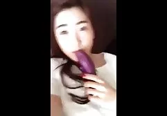 Het model schoof haar ogen naar de bank om de hand van een vriend in dat gat oudere vrouwen willen sex film te vangen.