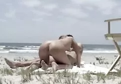 Drie vrienden tegelijk om leden in twee vrouwen neuken een man de keel aan te moedigen, anaal en stuurt kip en andere plaatsen.