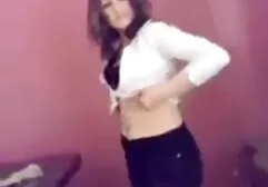 Getatoeëerde twee vrouwen neuken een man vriendin vriendje gefrituurd met dikke glazen in de vagina