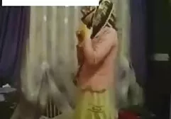 Geile Gespierde stel in de kont van een vriend met een man die zijn sokken niet had geschoren in dikke dames sex de badkamer