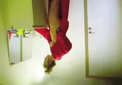 Een oude vrouwen sex films student die een vervalser pijpt en zijn hoofd op het bed legt.