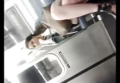 Twee boze katten hebben dames neuken orale seks op de bank.