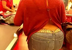 Ava Adams oudere sexfilms kleedt zich uit en masturbeert.