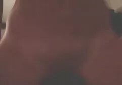 Blond geeft toe aan de anus van de dikke dames neuken zwarte man.