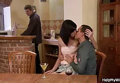 Mager meisje liggend op neuken met oudere dames bed, kutje aaiend